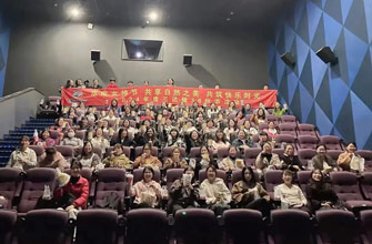 春光與你們都是這世界最好的風(fēng)景，節(jié)日快樂！